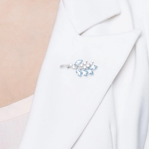 Брошь из серебра 925 пробы с топазами и фианитами