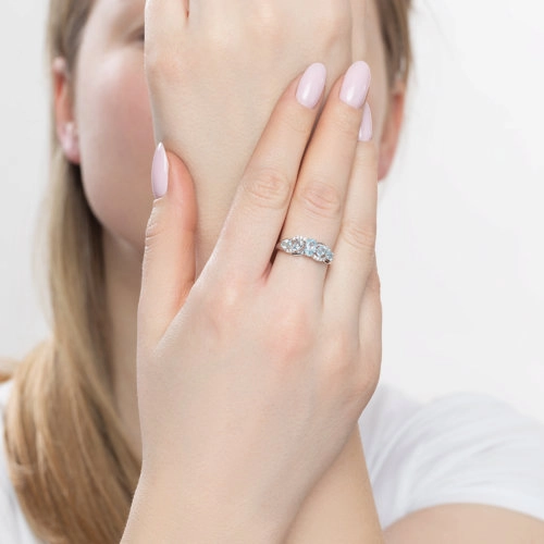 Кольцо из серебра 925 пробы с топазом и фианитами