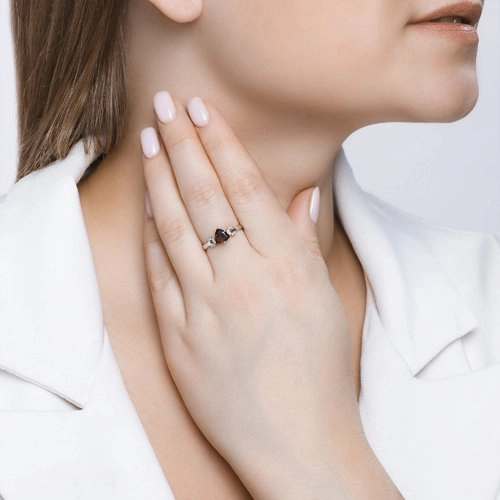 Кольцо из серебра 925 пробы с гранатом и фианитами