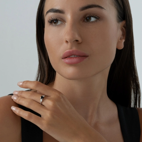 Кольцо из серебра 925 пробы с гранатом и фианитами