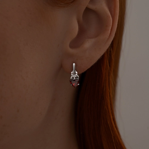 Серьги из серебра 925 пробы с гранатами и фианитами