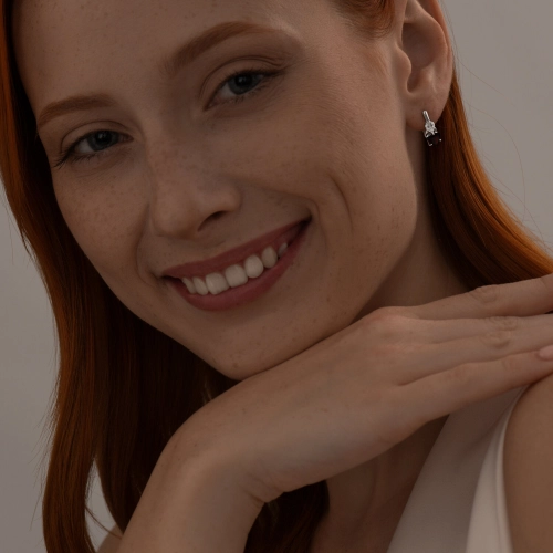 Серьги из серебра 925 пробы с гранатами и фианитами