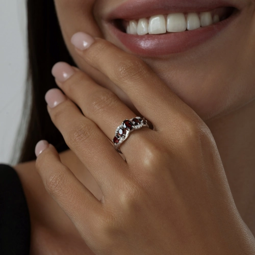 Кольцо из серебра 925 пробы с гранатом и фианитами