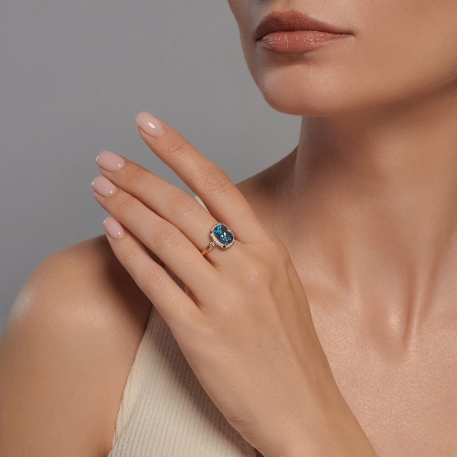 Кольцо из золота 585 пробы с топазом и финитами