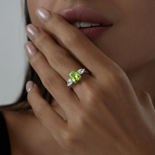 Кольцо из серебра 925 пробы с искусственным хризолитом и фианитами