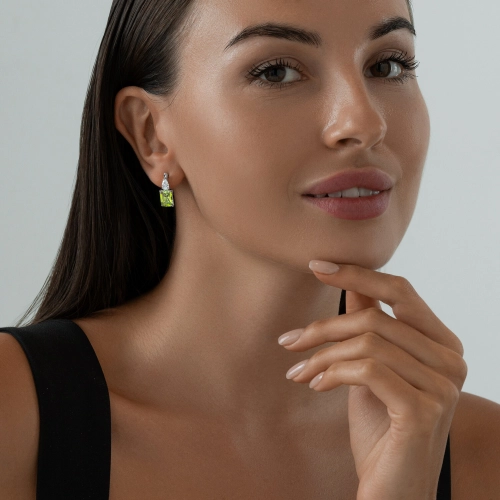 Серьги из серебра 925 пробы с искусственным хризолитом и фианитами