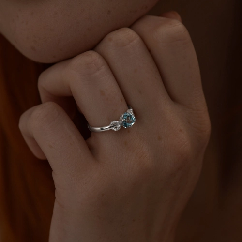 Кольцо из серебра 925 пробы с топазом и фианитами