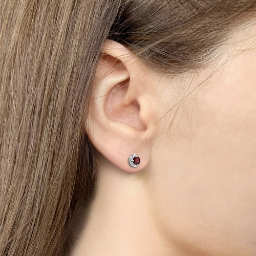 Серьги пусеты из серебра 925 пробы с гранатами и фианитами