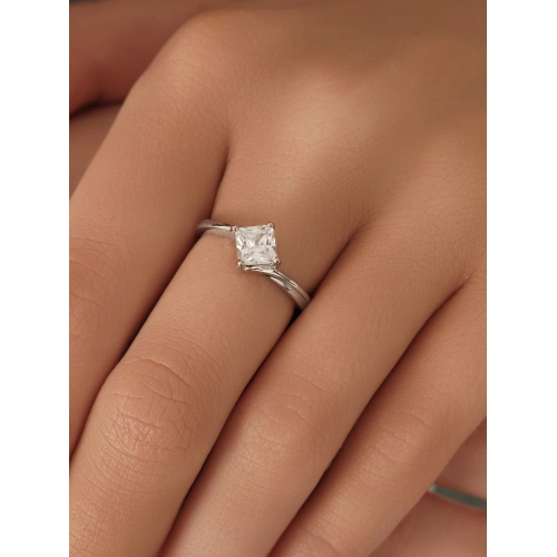 Кольцо из серебра 925 пробы с цирконами