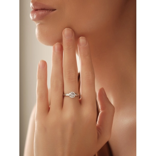 Кольцо из серебра 925 пробы с цирконами