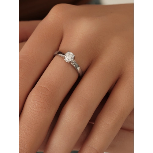 Кольцо из серебра 925 пробы с цирконами