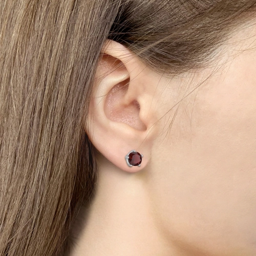 Серьги пусеты из серебра 925 пробы с гранатами