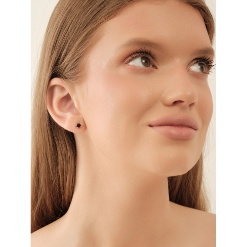 Серьги пусеты из серебра 925 пробы с гранатами