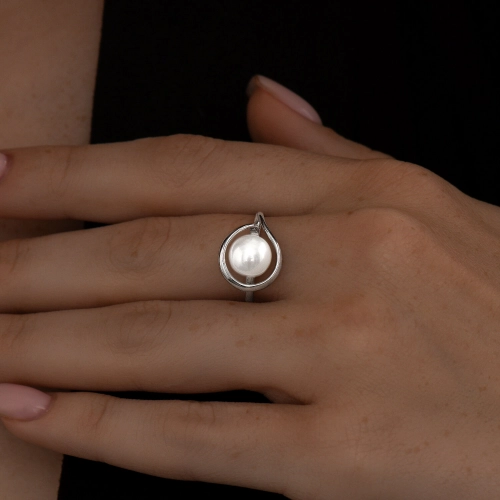 Кольцо из серебра 925 пробы с искусственным жемчугом