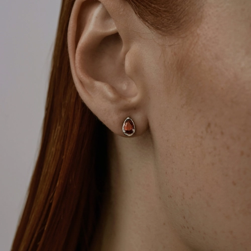 Серьги пусеты из серебра 925 пробы с гранатами