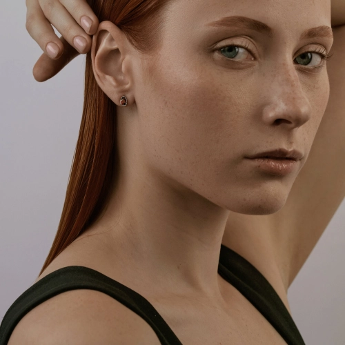 Серьги пусеты из серебра 925 пробы с гранатами