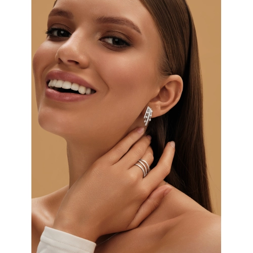 Кольцо из серебра 925 пробы с фианитами