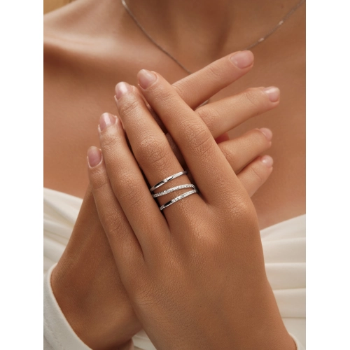 Кольцо из серебра 925 пробы с фианитами