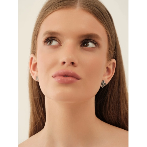 Серьги пусеты из белого золота 585 пробы с бриллиантами и черными бриллиантами