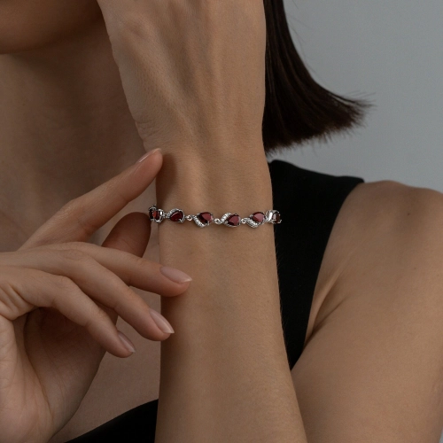 Браслет из серебра 925 пробы с гранатом и фианитами