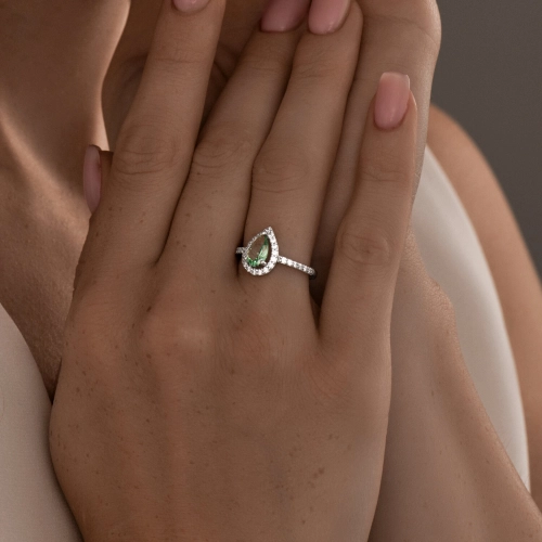 Кольцо из серебра 925 пробы с искусственным цаворитом и фианитами