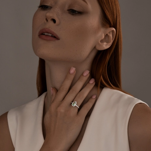 Кольцо из серебра 925 пробы с искусственным цаворитом и фианитами