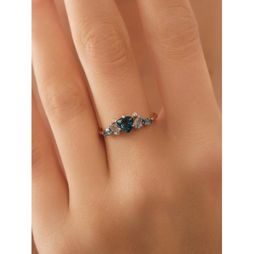 Кольцо из золота 585 пробы с топазами и топазом London Blue