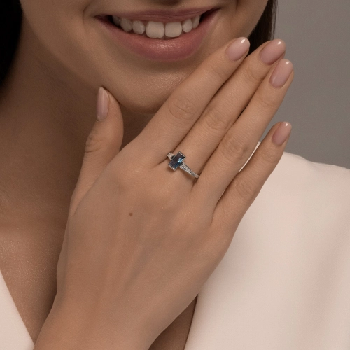 Кольцо из белого золота 585 пробы с топазами London Blue и фианитами