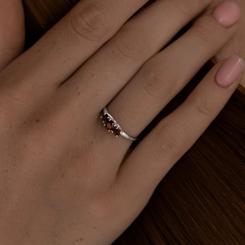 Кольцо из серебра 925 пробы с гранатом