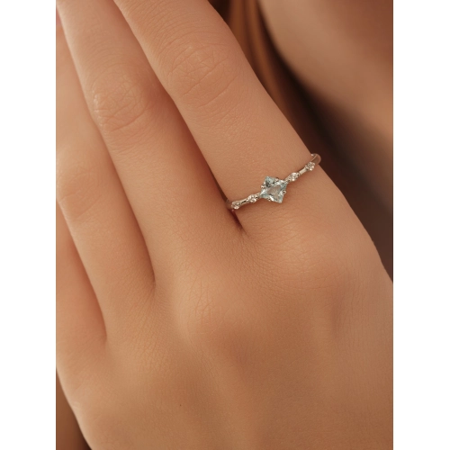 Кольцо из серебра 925 пробы с топазом и фианитами