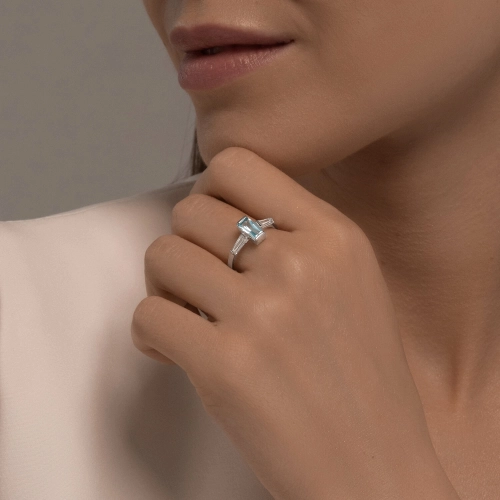 Кольцо из белого золота с топазами и фианитами