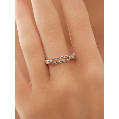 Кольцо из серебра 925 пробы с искусственным морганитом и фианитами