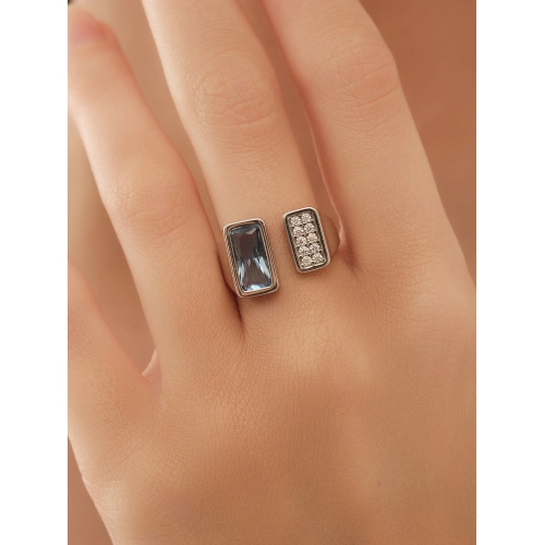 Кольцо из серебра 925 пробы с искусственным топазом и фианитами