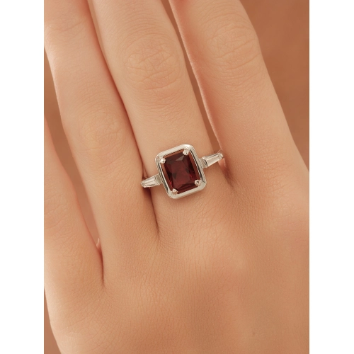 Кольцо из серебра 925 пробы с искусственным гранатом и фианитами