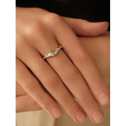 Кольцо из золота 585 пробы с изумрудом и бриллиантами