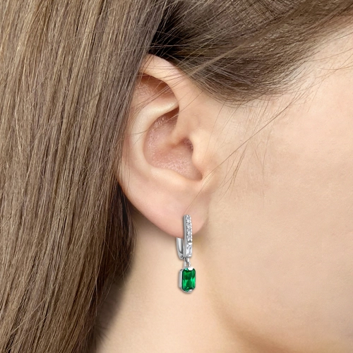 Серьги из серебра 925 пробы с искусственным изумрудом и фианитами