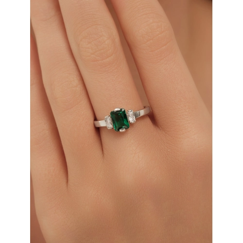 Кольцо из серебра 925 пробы с искусственным изумрудом и фианитами