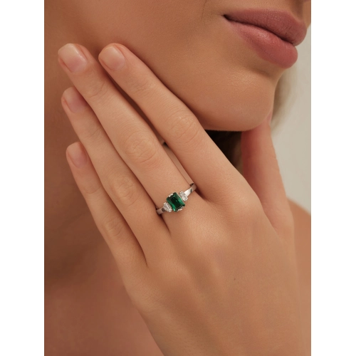 Кольцо из серебра 925 пробы с искусственным изумрудом и фианитами