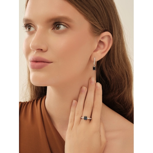 Кольцо из серебра 925 пробы с искусственным сапфиром и фианитами