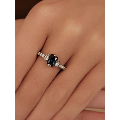 Кольцо из серебра 925 пробы с искусственным сапфиром и фианитами