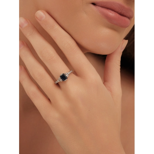 Кольцо из серебра 925 пробы с искусственным сапфиром и фианитами