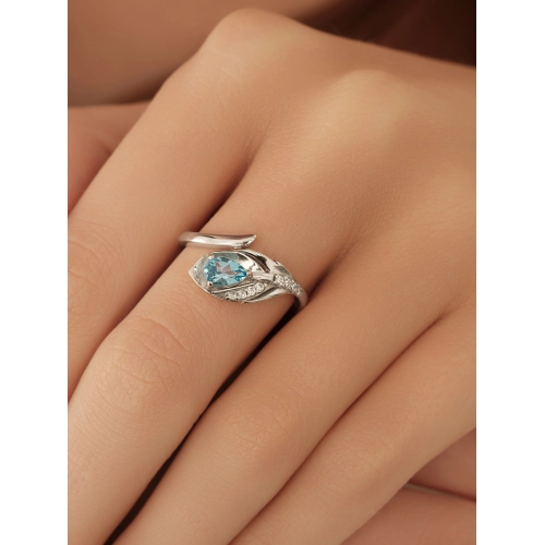 Кольцо из серебра 925 пробы с топазом и фианитами