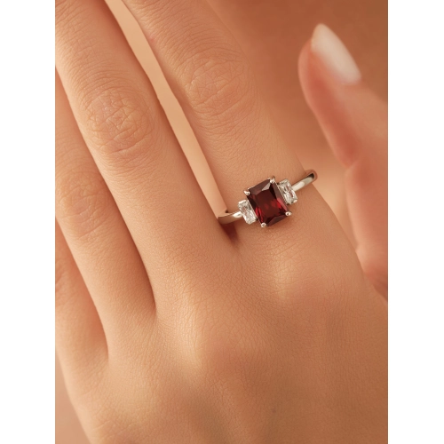 Кольцо из серебра 925 пробы с искусственным гранатом и фианитами