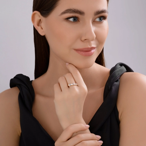 Кольцо из золота 585 пробы с топазом и финитами