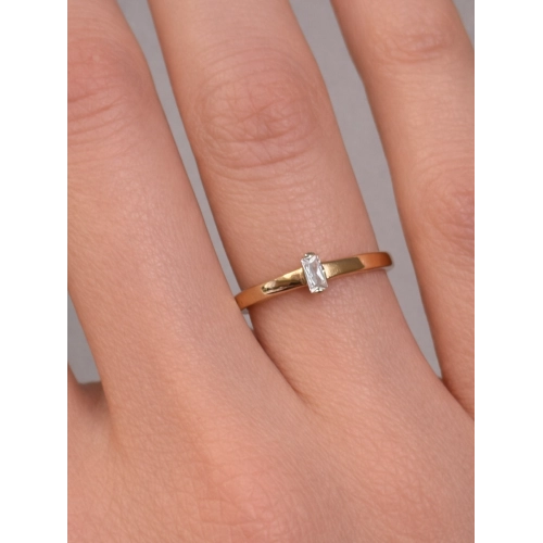 Кольцо из золота 585 пробы с фианитами