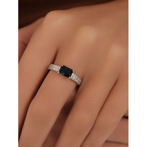 Кольцо из серебра 925 пробы с искусственным сапфиром и фианитами