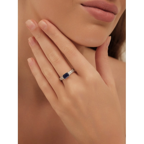 Кольцо из серебра 925 пробы с искусственным сапфиром и фианитами