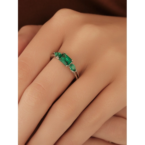 Кольцо из сереба 925 пробы с выращенными изумрудами