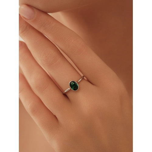 Кольцо из сереба 925 пробы с выращенными изумрудами