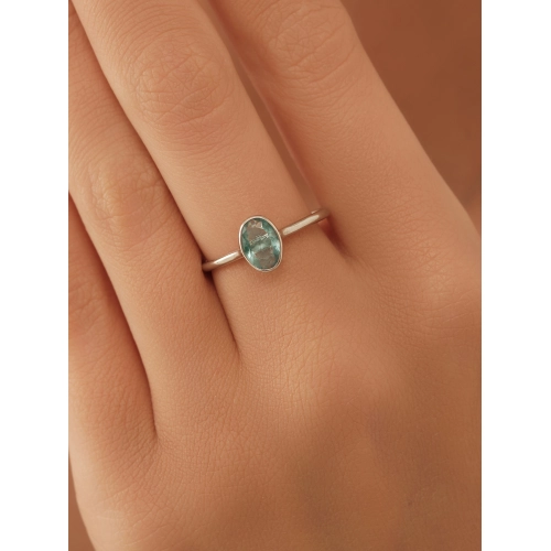 Кольцо из серебра 925 пробы с кристаллом цвета топаз